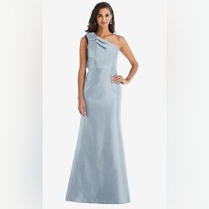 BOW ONE-SHOULDER SATIN TRUMPET GOWN IN MIST ALFRED SUNG · SATIN TWILL